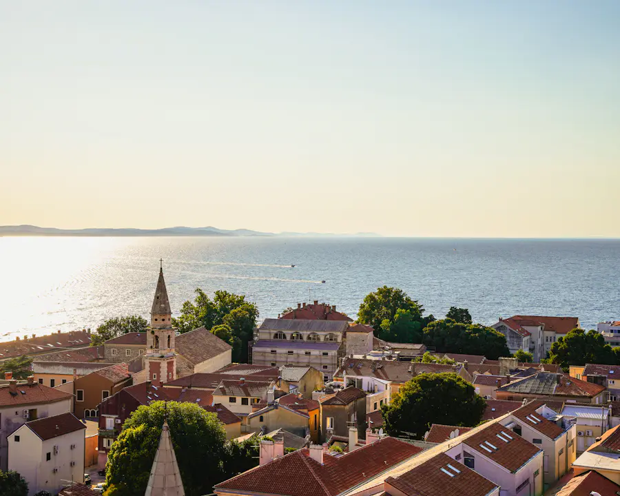 Daken en de zee in Zadar, Kroatië